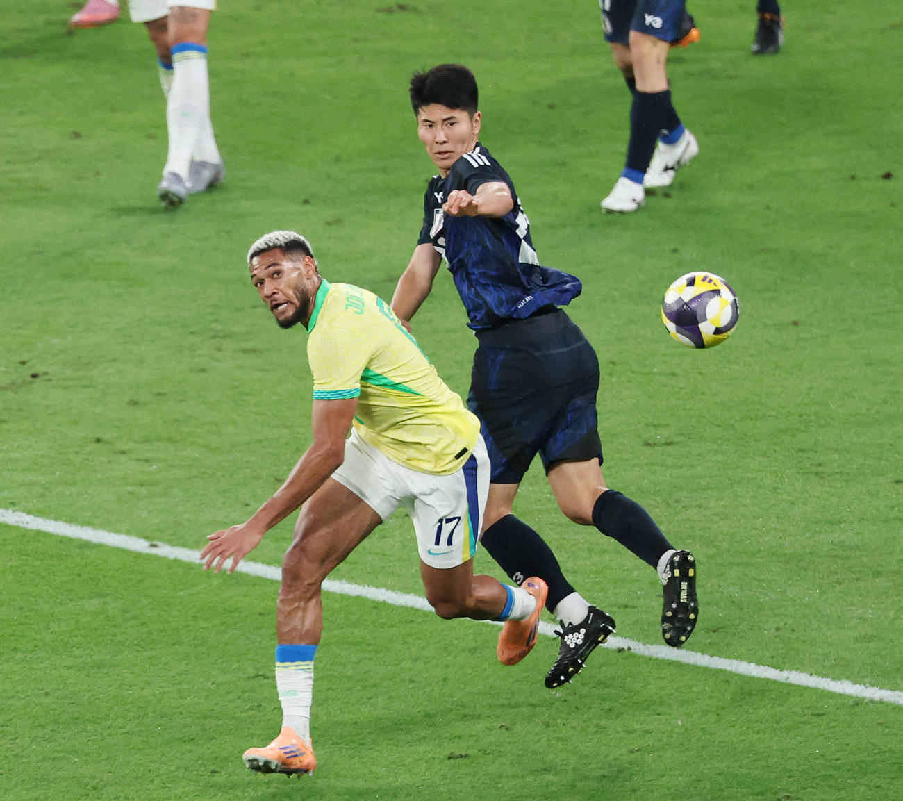 日本対ブラジル　後半、ブラジルのジョエリントン（左）と競る鈴木淳（撮影・宮地輝）