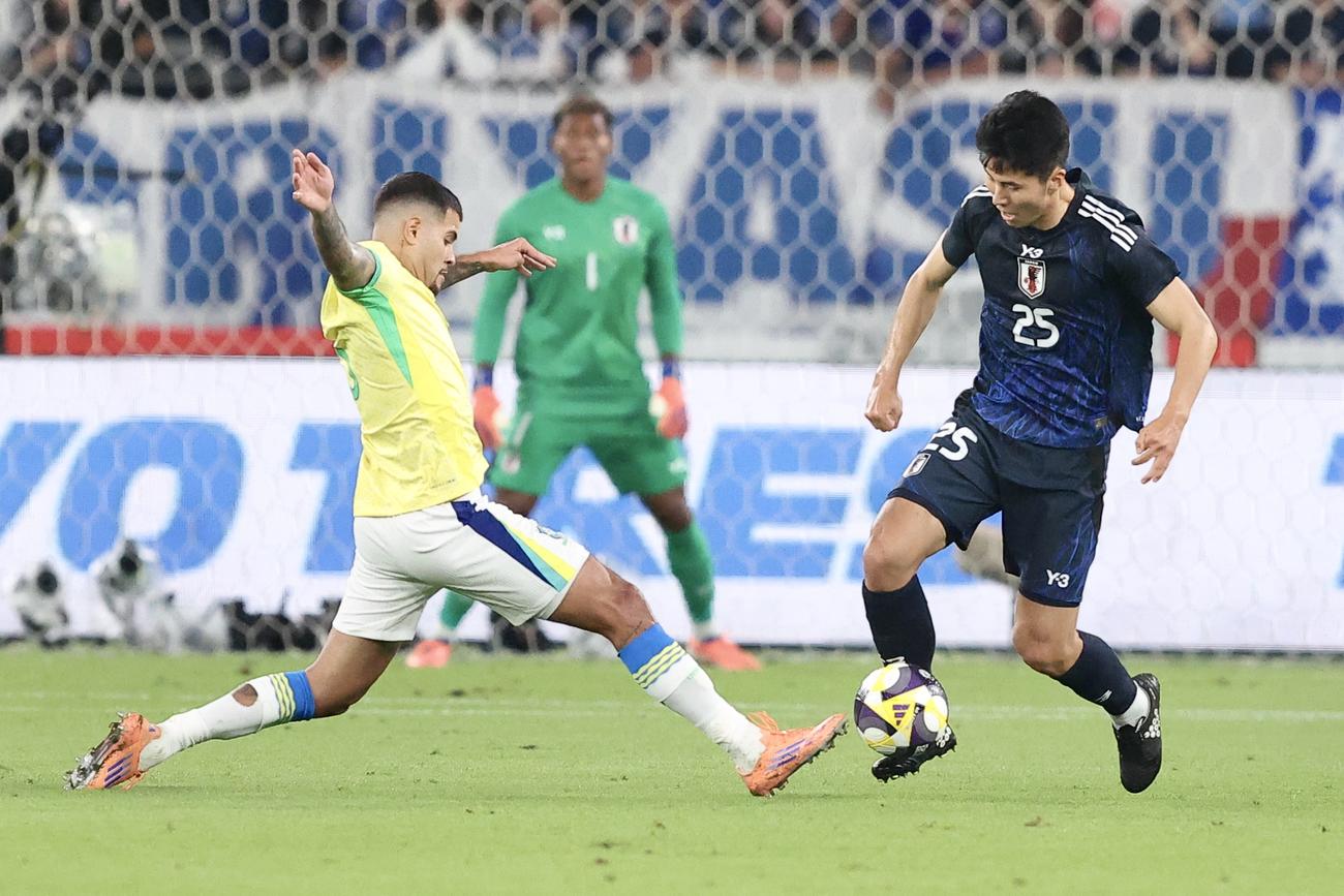 日本対ブラジル　前半、ギマランイス（左）と競り合う鈴木淳（撮影・河田真司）