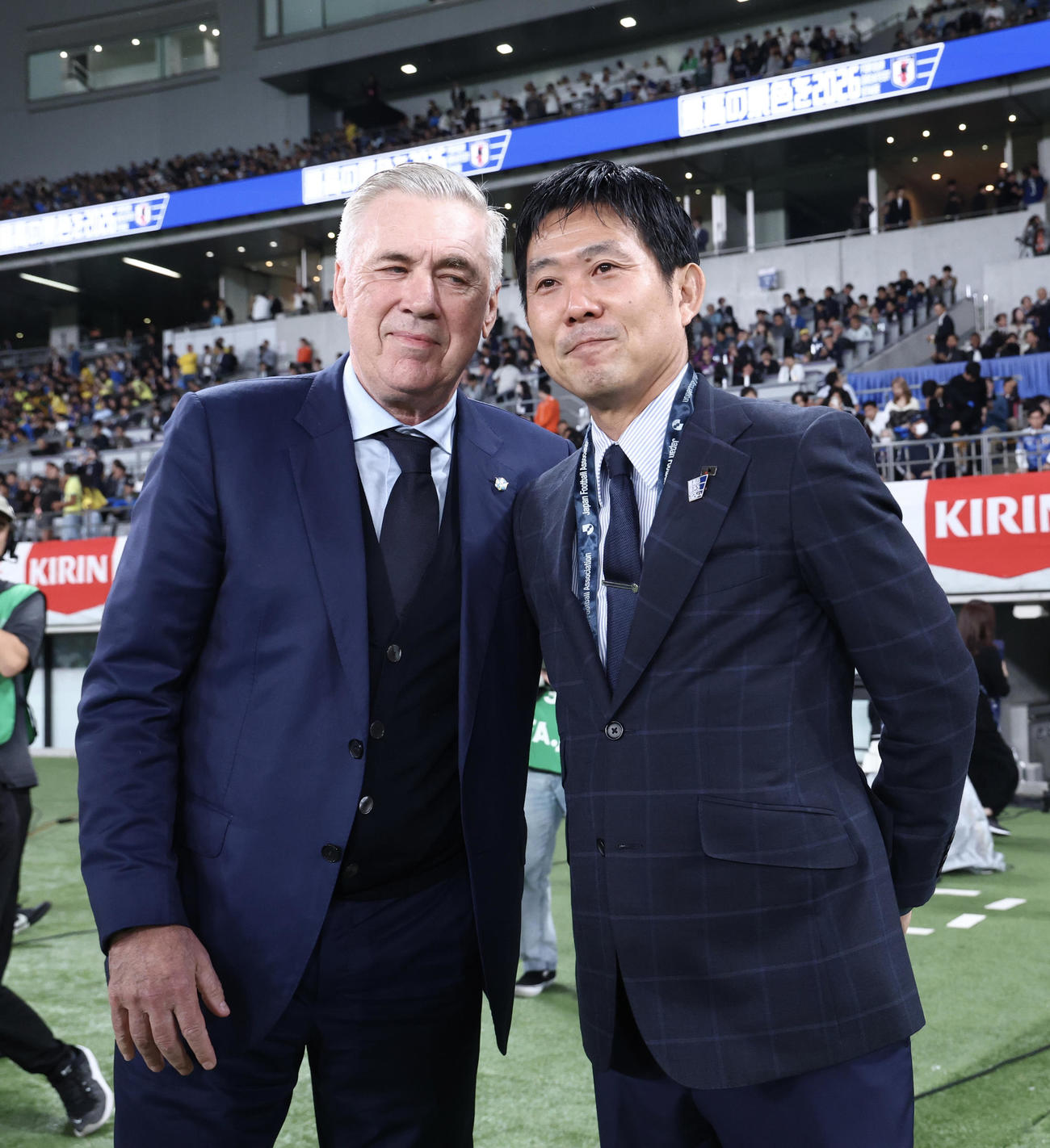 日本対ブラジル　試合前、記念撮影をするブラジル代表アンチェロッティ監督（左）と森保監督（撮影・河田真司）