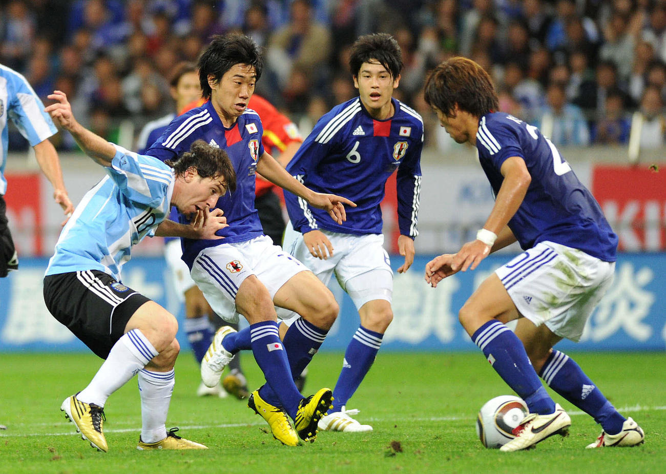 キリンチャレンジカップ2010　日本対アルゼンチン　後半、アルゼンチンFWリオネル・メッシ（左端）のマークにつく、隣りからFW香川真司、DF内田篤人、DF栗原勇蔵＝2010年10月8日