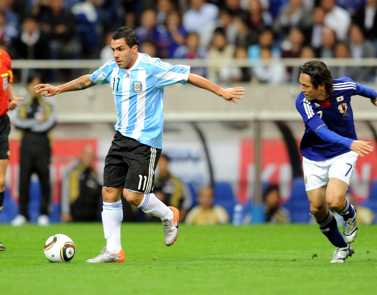10年10月、親善試合の日本－アルゼンチン戦で遠藤（右）と競り合うアルゼンチンFWテベス