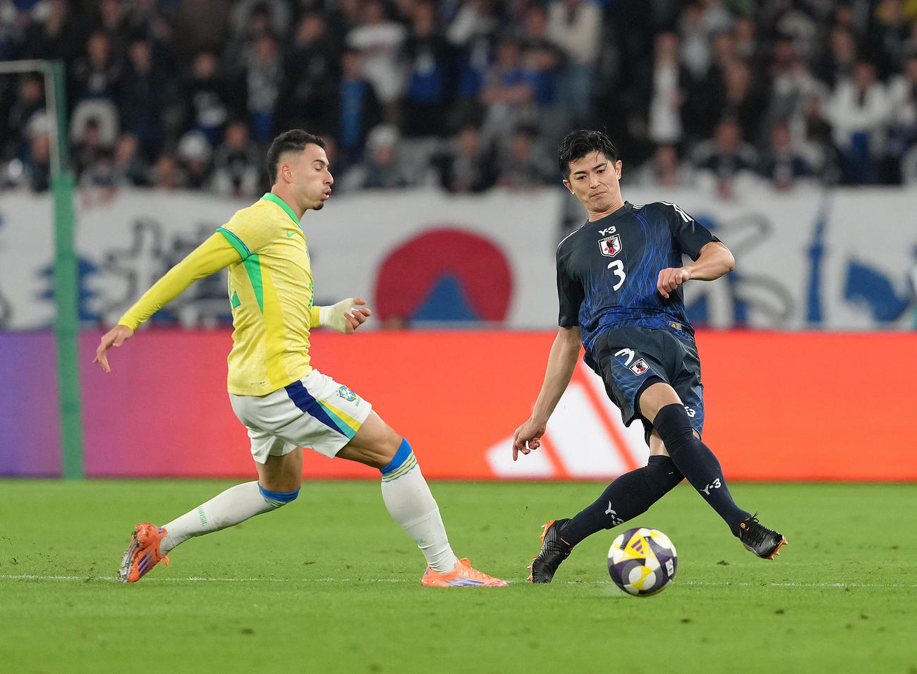 日本対ブラジル　後半、パスを出す谷口（右）（撮影・足立雅史）