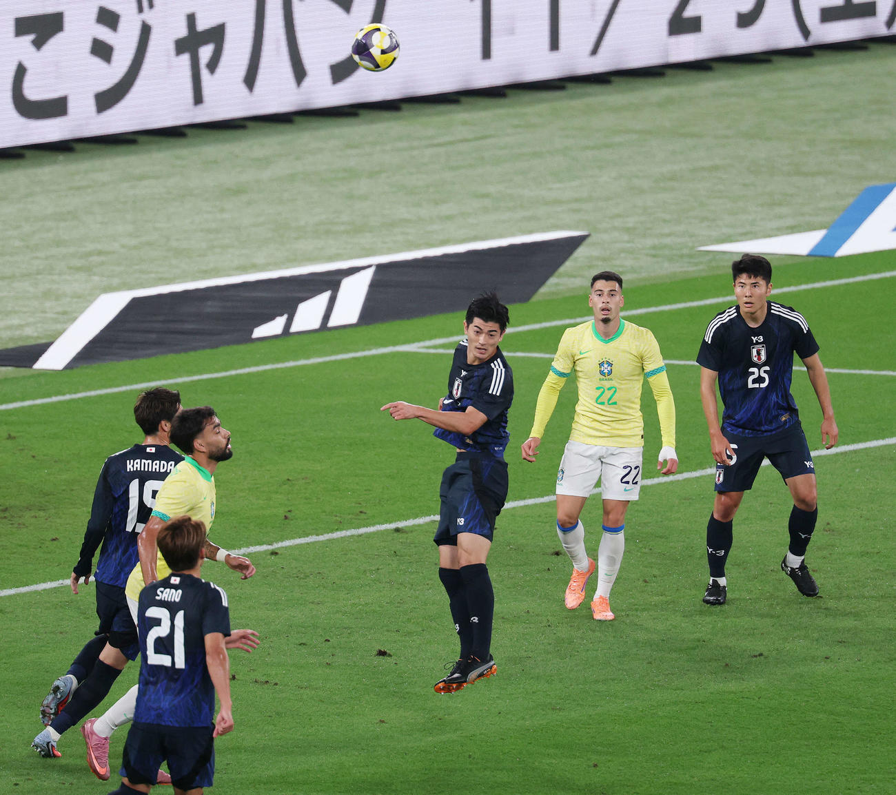 日本対ブラジル　前半、ヘディングで跳ね返す谷口（撮影・宮地輝）
