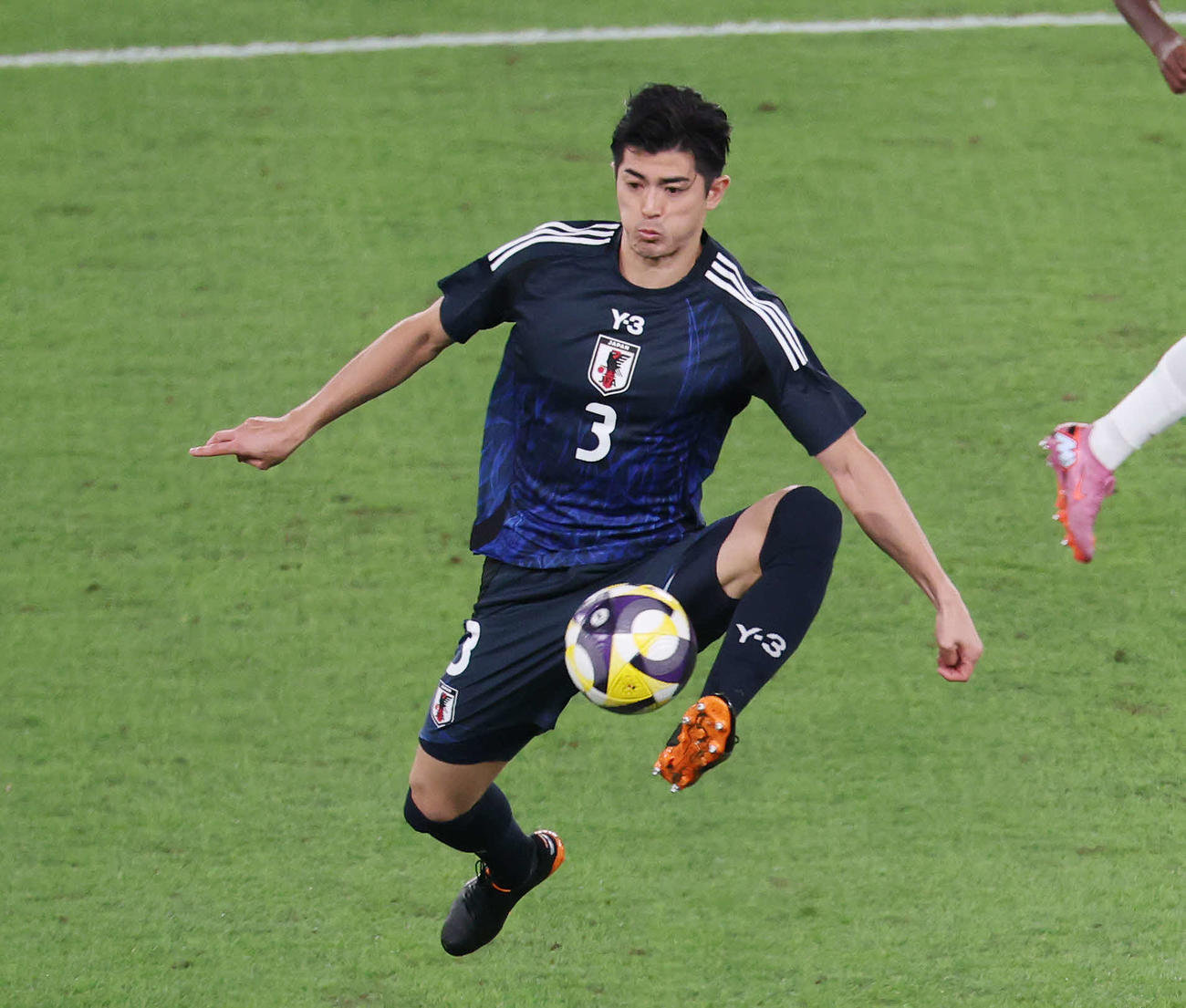 日本対ブラジル　後半、ロングパスをカットする谷口（撮影・宮地輝）