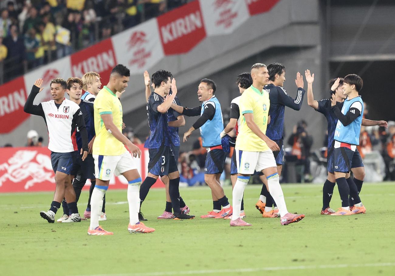 日本対ブラジル　日本に敗れ引き揚げるカゼミロ（手前左）とリシャルリソン（撮影・河田真司）