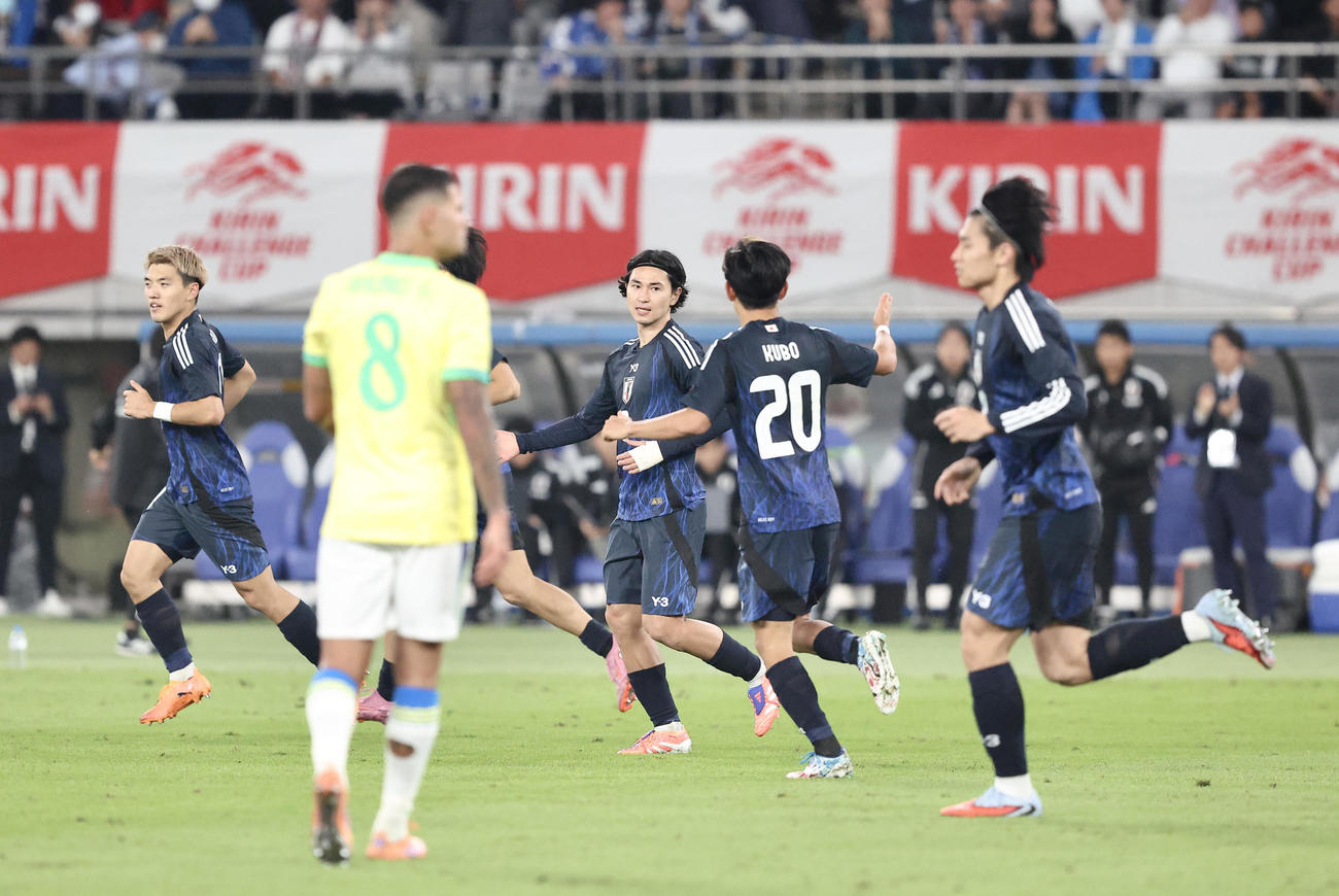 日本対ブラジル　後半、ゴールを決め、久保（右から2人目）から祝福される南野（撮影・河田真司）