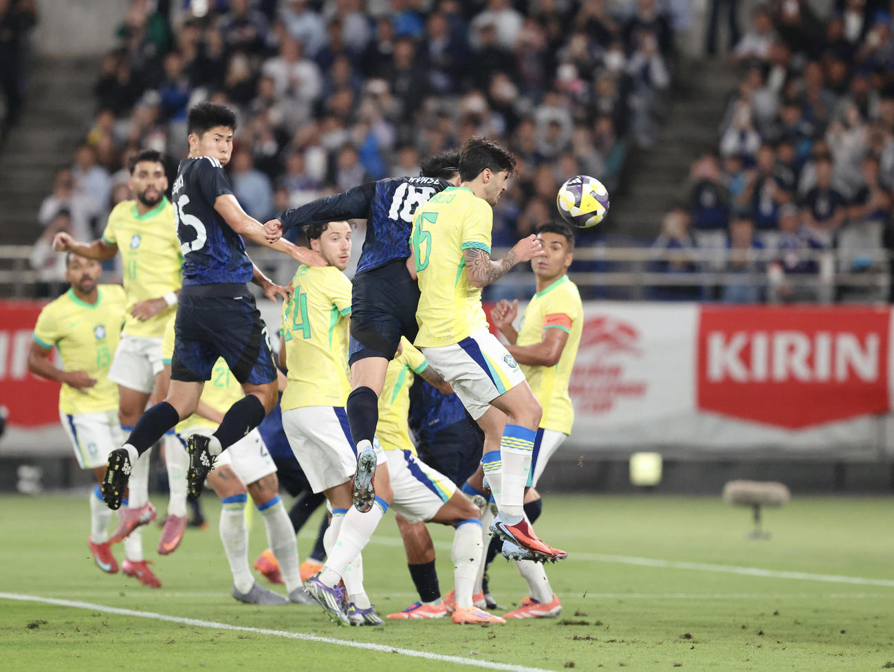 日本対ブラジル　後半、ヘディングでゴールを決める上田（中央左）（撮影・河田真司）