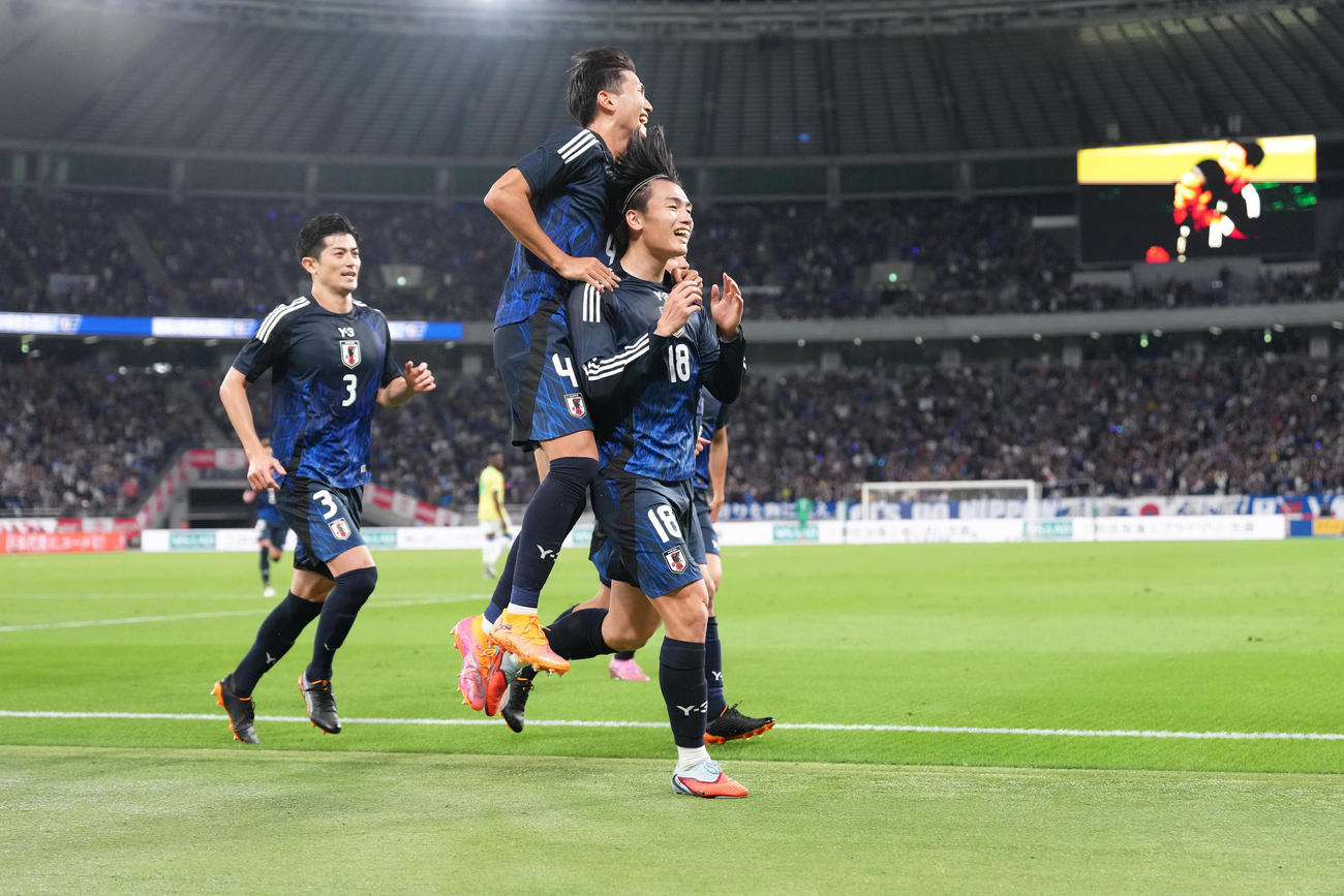 日本対ブラジル　後半、ゴールを決め、喜ぶ上田（手前右）（撮影・足立雅史）