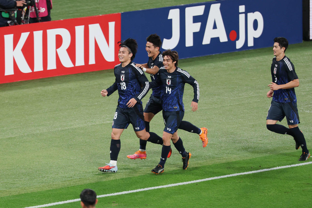 日本対ブラジル　後半、ゴールを決めチームメートと喜ぶ上田（左）（撮影・宮地輝）
