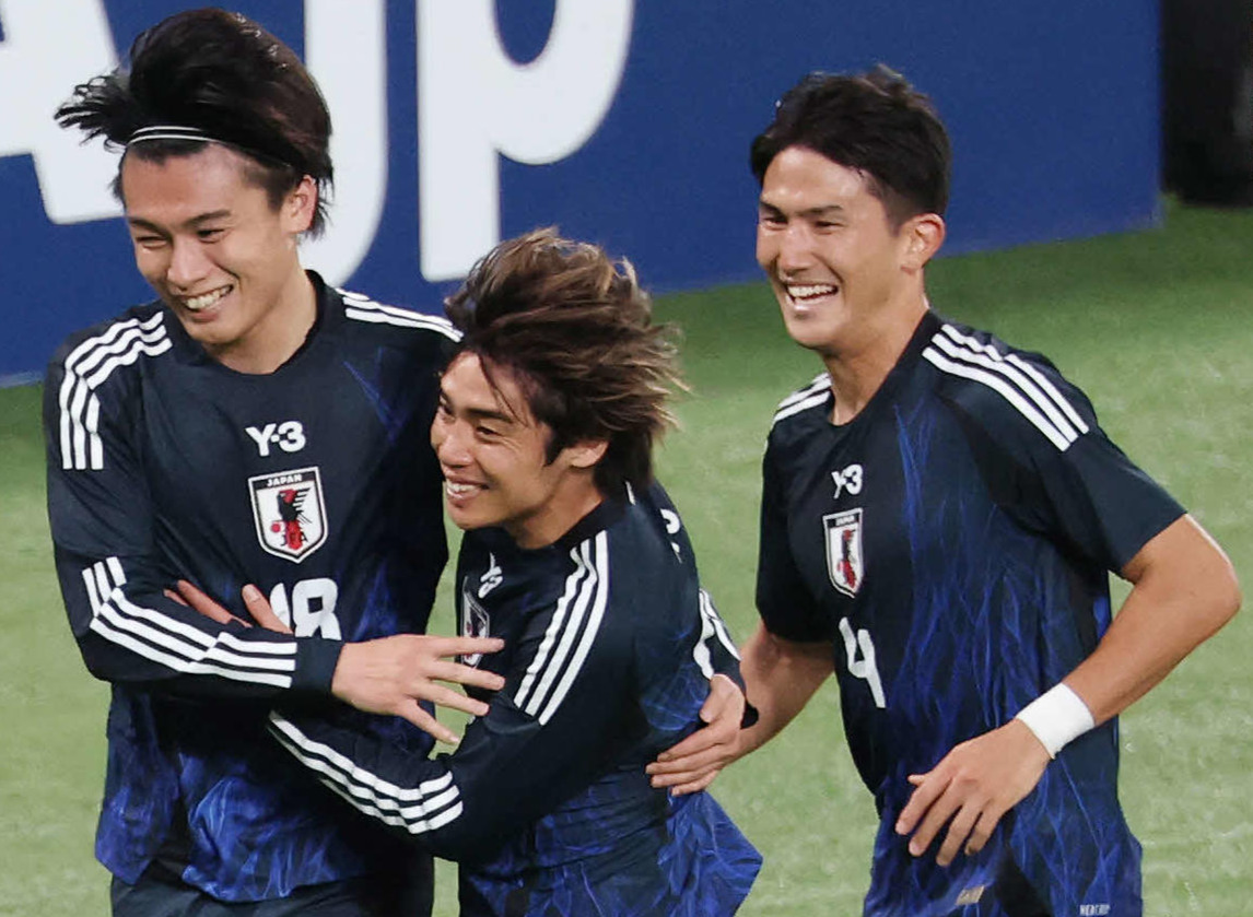キリンチャレンジカップ2025　半、ゴールを決め伊東純也（中央）と渡辺剛（右）と喜ぶ上田綺世（2025年10月撮影）