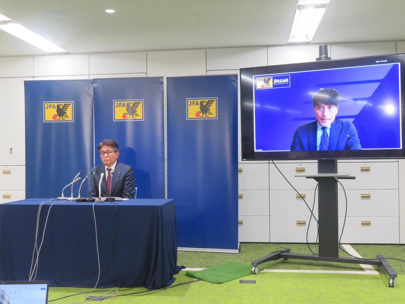 日本サッカー協会（JFA）の新技術委員長に就任した山本昌邦ナショナルチームダイレクター（左）とモニターで会見に出席した宮本恒靖会長（撮影・佐藤成）