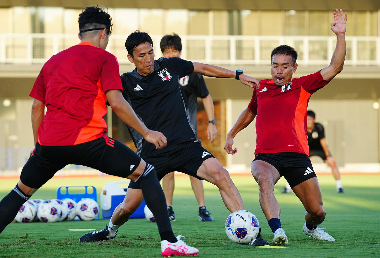 サッカー日本代表練習　練習で競り合う長谷部誠コーチ（中央）と長友佑都（右）＝2024年9月2日