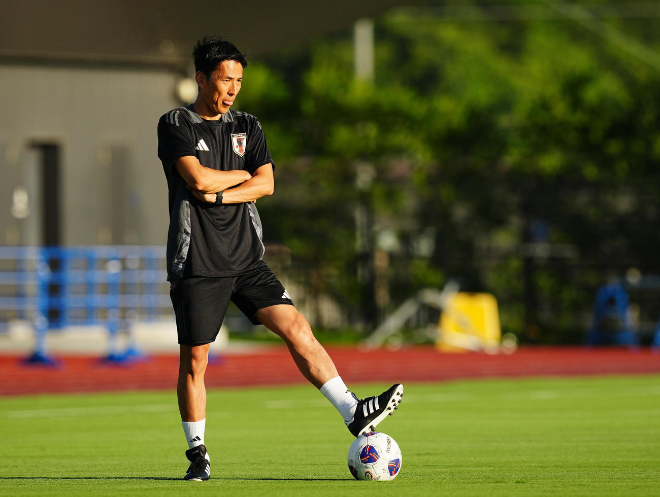 サッカー日本代表練習　練習に臨む長谷部誠コーチ＝2024年9月2日
