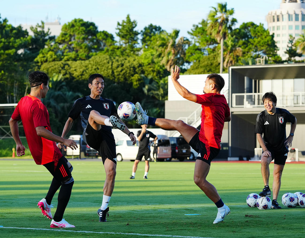サッカー日本代表練習　練習で競り合う長谷部誠コーチ（中央左）と長友佑都（同右）＝2024年9月2日