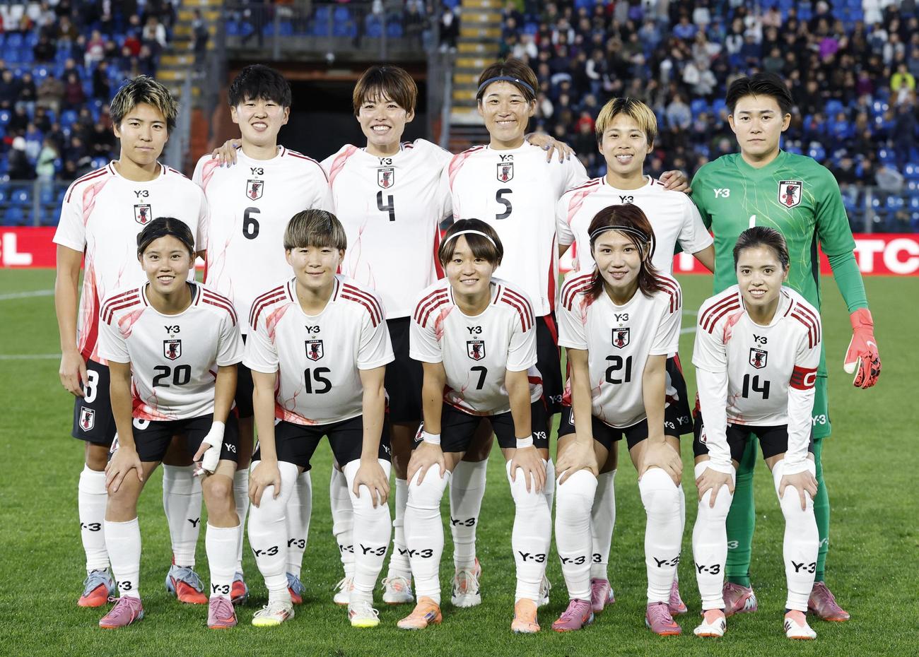 イタリア戦に臨む女子日本代表。（前列左から）松窪、藤野、宮沢、守屋、長谷川、（後列左から）清家、古賀、熊谷、高橋、田中、GK山下（共同）