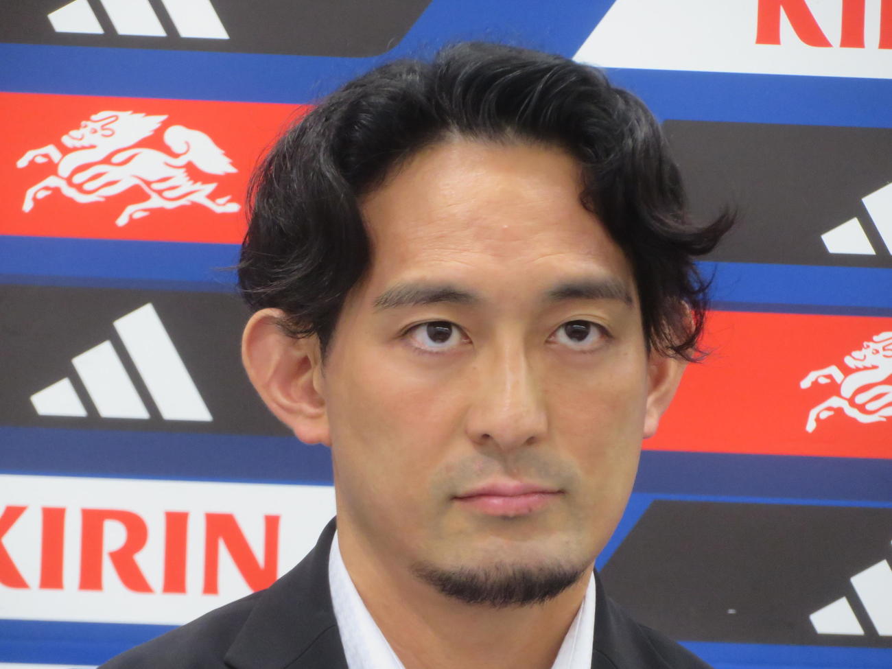 第1回女子フットサルW杯フィリピン大会に臨む日本女子代表メンバー発表会見に出席した須賀雄大監督（撮影・佐藤成）