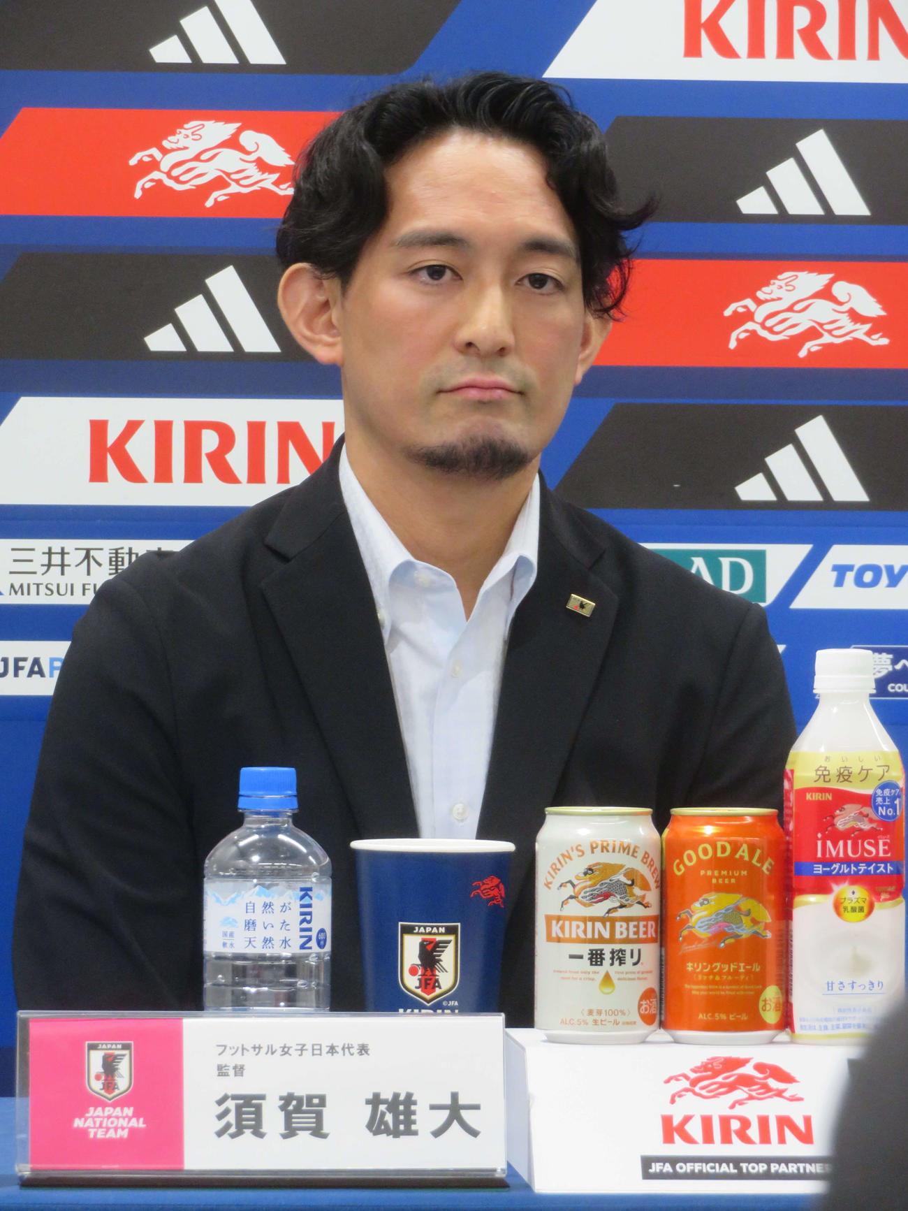 第1回女子フットサルW杯フィリピン大会に臨む日本女子代表メンバー発表会見に出席した須賀雄大監督（撮影・佐藤成）