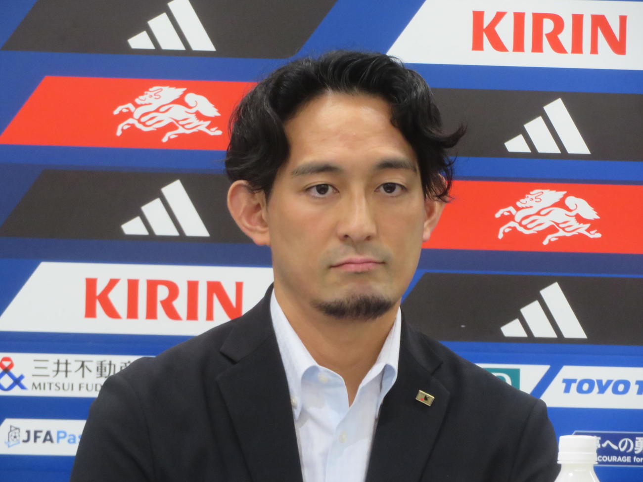 第1回女子フットサルW杯フィリピン大会に臨む日本女子代表メンバー発表会見に出席した須賀雄大監督（撮影・佐藤成）