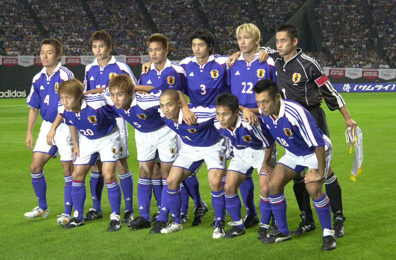 キリン杯　日本対パラグアイ　後列左から森岡隆三、中田浩二、柳沢敦、松田直樹、鈴木隆行、川口能活、前列左から波戸康広、稲本潤一、小野伸二、森島寛晃、戸田和幸（2001年7月1日撮影）