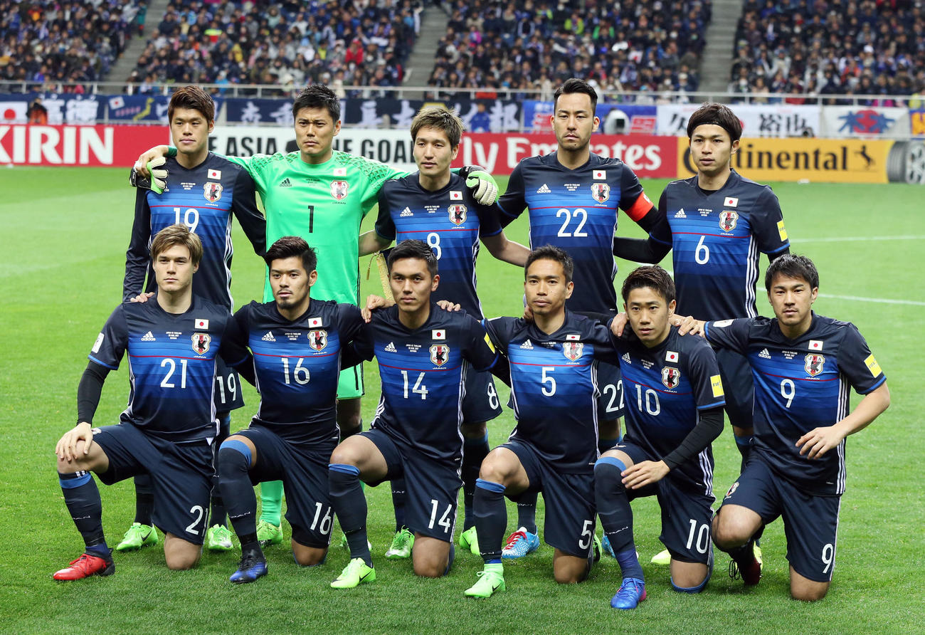 サッカーW杯ロシア大会アジア最終予選　日本対タイ　前列左から酒井高徳、山口蛍、久保裕也、長友佑都、香川真司、岡崎慎司、後列左から酒井宏樹、GK川島永嗣、原口元気、吉田麻也、森重真人（2017年3月28日撮影）