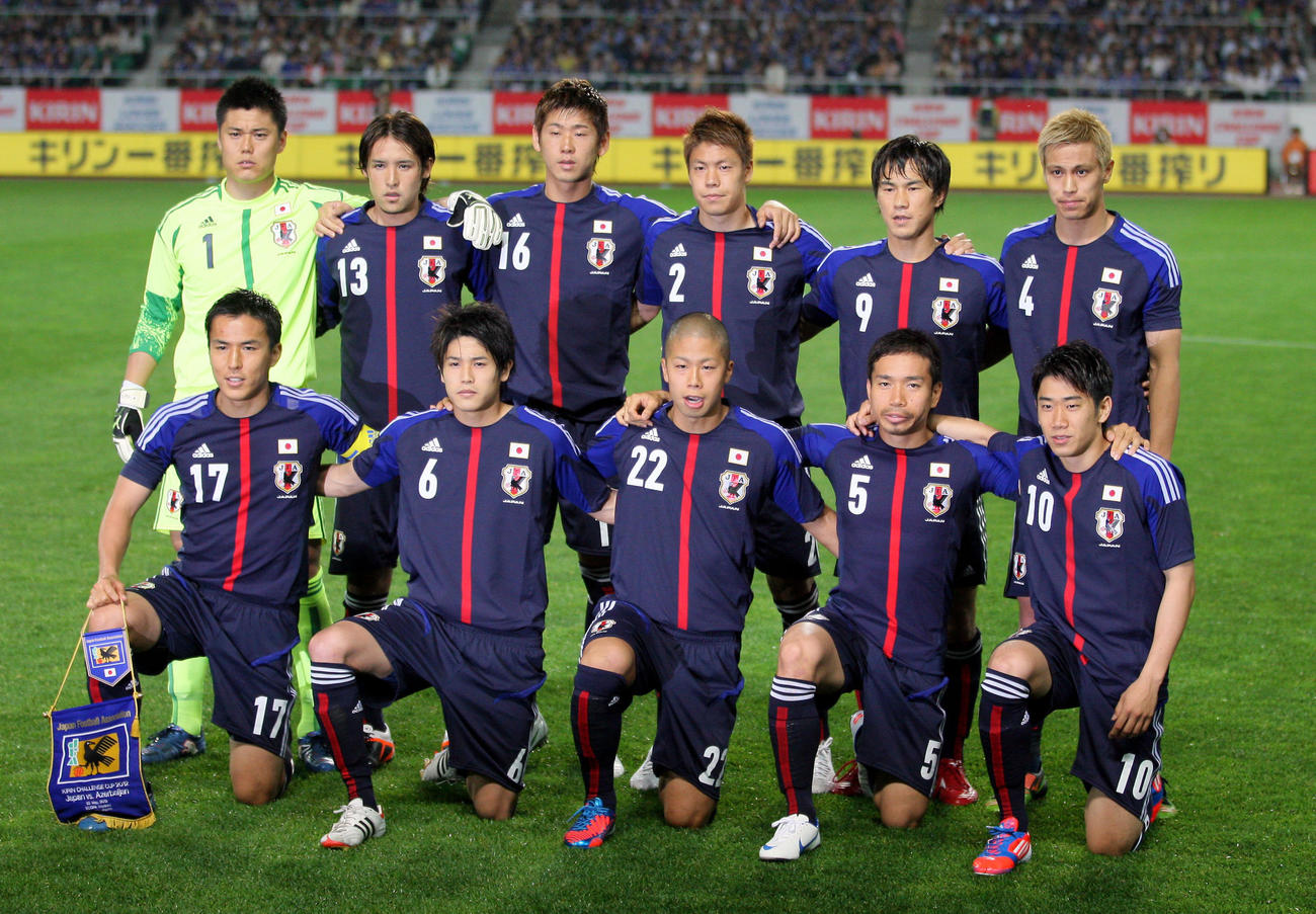 キリンチャレンジカップ2012　日本対アゼルバイジャン　前列左から長谷部誠、内田篤人、森本貴幸、長友佑都、香川真司（後列左から）GK川島永嗣、細貝萌、栗原勇蔵、伊野波雅彦、岡崎慎司、本田圭佑（2012年5月23日撮影）