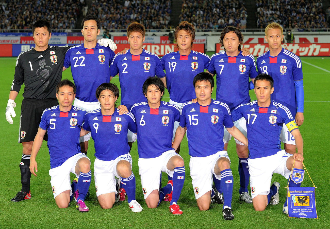 日本対チェコ　前列左から長友佑都、岡崎慎司、内田篤人、今野泰幸、長谷部誠、後列左からGK川島永嗣、吉田麻也、伊野波雅彦、李忠成、遠藤保仁、本田圭佑（2011年6月7日撮影）