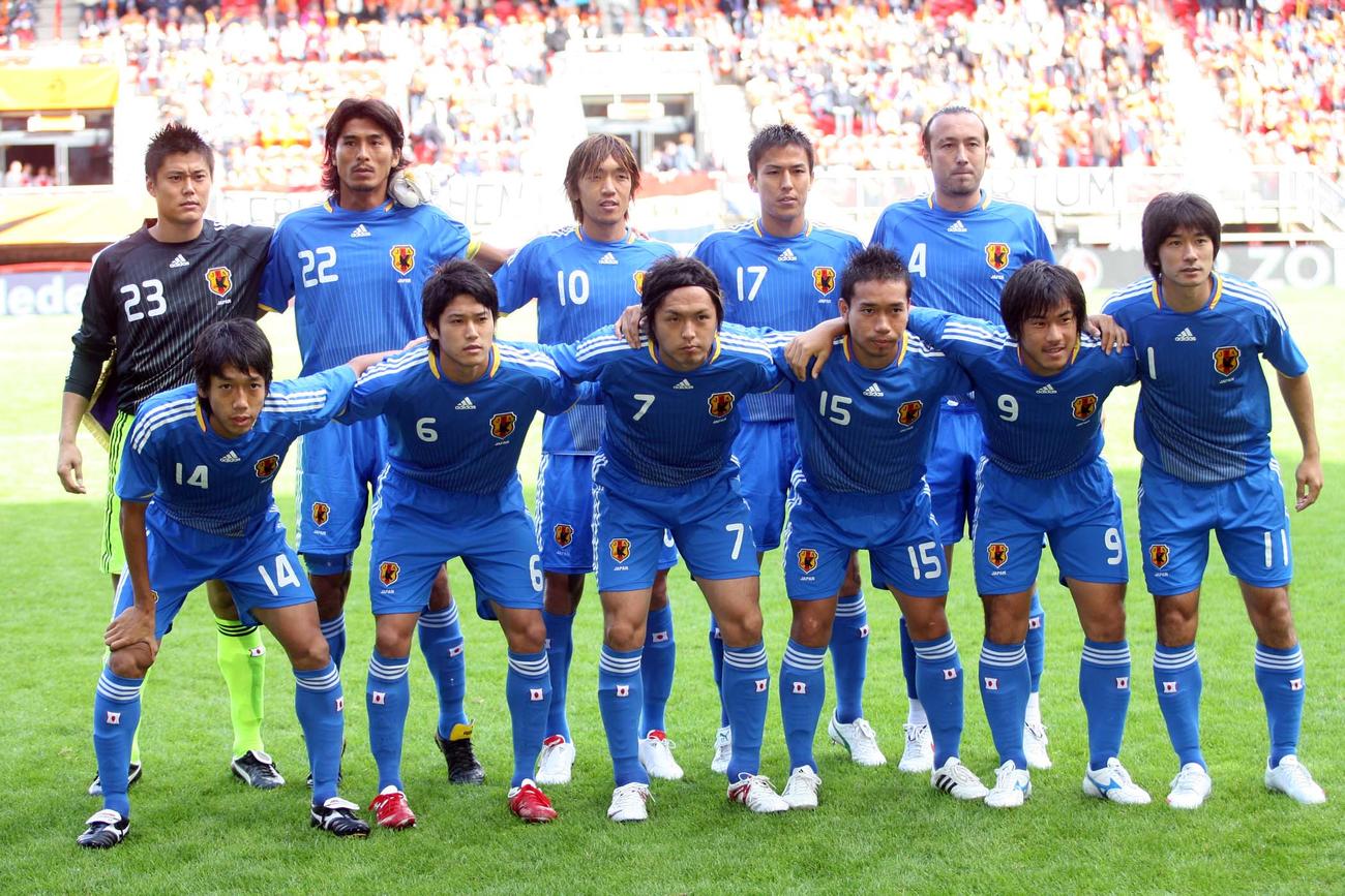 親善試合　日本対オランダ　前列左から中村憲剛、内田篤人、遠藤保仁、長友佑都、岡崎慎司、玉田圭司。後列左から川島永嗣、中沢佑二、中村俊輔、長谷部誠、田中マルクス闘莉王（2009年9月5日撮影・PNP）