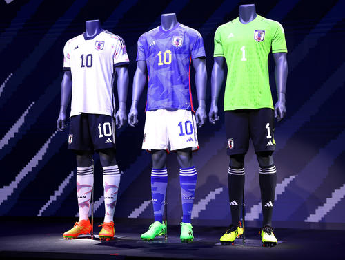 日本代表の新ユニホーム。左からアウェイ、ホーム、GK（撮影・垰建太）