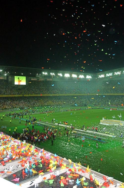 2002年6月30日、W杯日韓大会の閉会式で夜空を舞った折り鶴