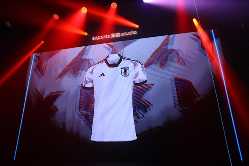 サッカー日本代表新ユニホーム発表会見で発表された新しいアウェーユニホーム（撮影・垰建太）