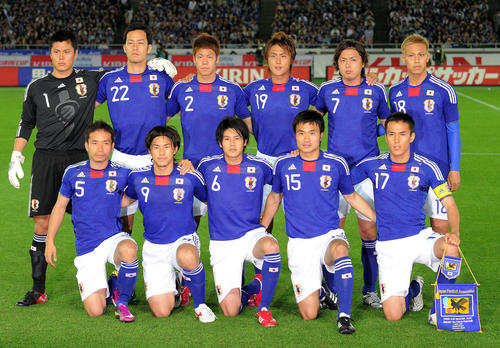 日本対チェコ　前列左から長友佑都、岡崎慎司、内田篤人、今野泰幸、長谷部誠、後列左からGK川島永嗣、吉田麻也、伊野波雅彦、李忠成、遠藤保仁、本田圭佑（2011年6月7日撮影）