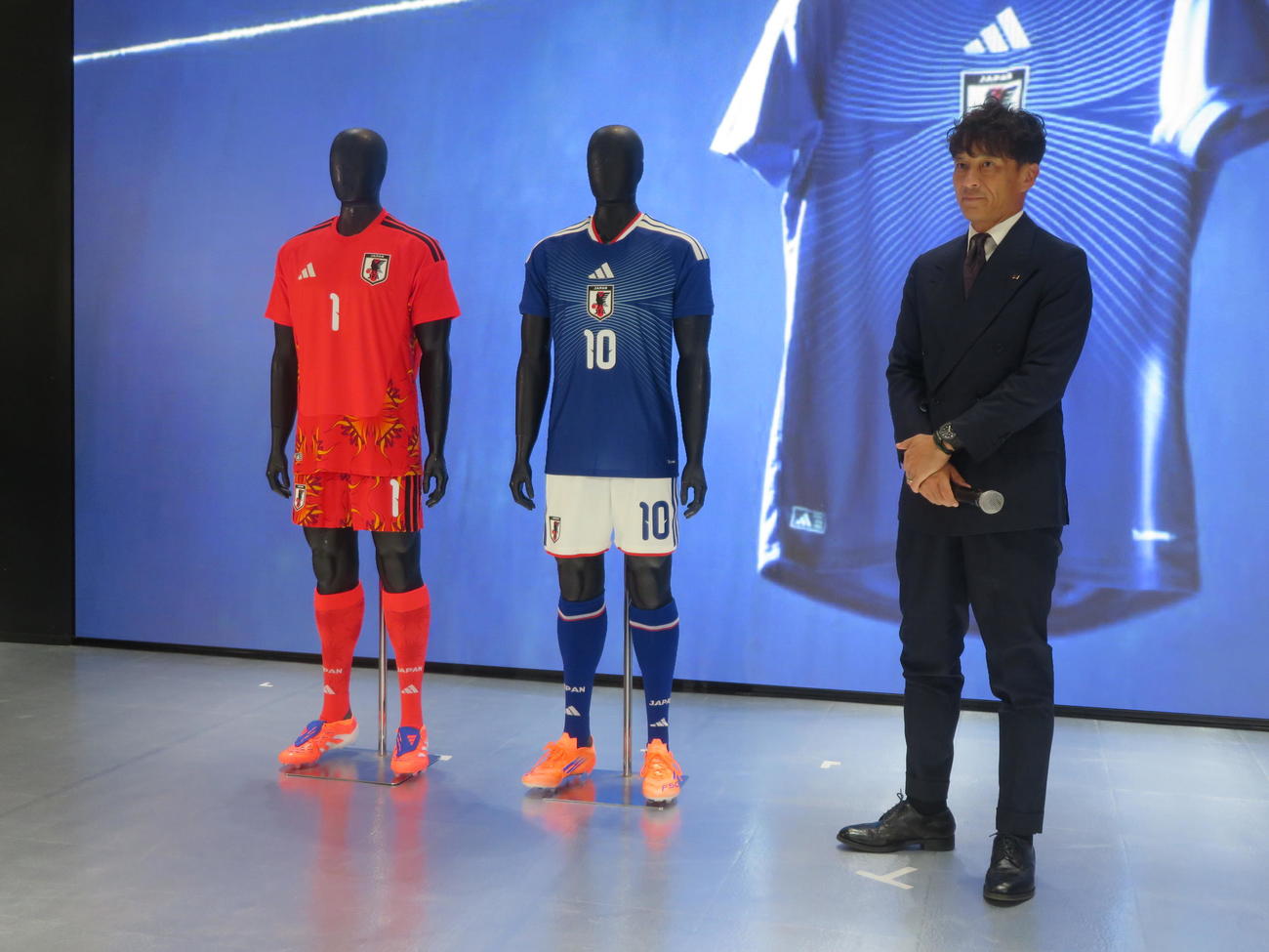 26年ワールドカップ（W杯）北中米大会に臨む日本代表が新たに着用するユニホームについて説明する日本サッカー協会（JFA）宮本恒靖会長（撮影・佐藤成）