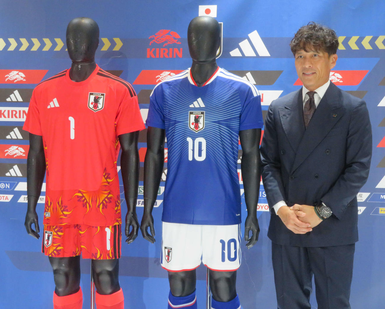 26年ワールドカップ（W杯）北中米大会に臨む日本代表が新たに着用するユニホームについて説明する日本サッカー協会（JFA）宮本恒靖会長（撮影・佐藤成）