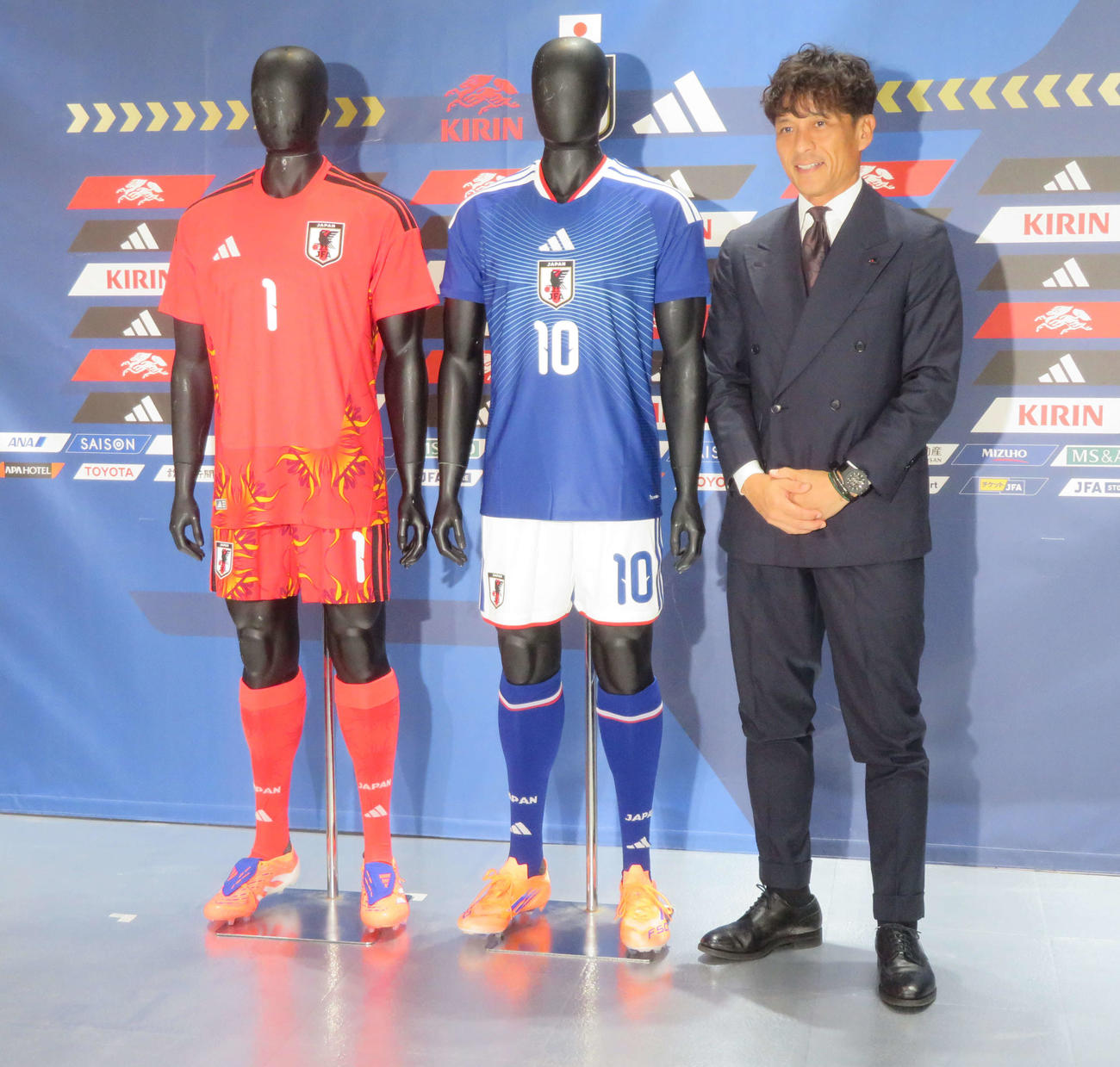 26年ワールドカップ（W杯）北中米大会に臨む日本代表が新たに着用するユニホームについて説明する日本サッカー協会（JFA）宮本恒靖会長（撮影・佐藤成）