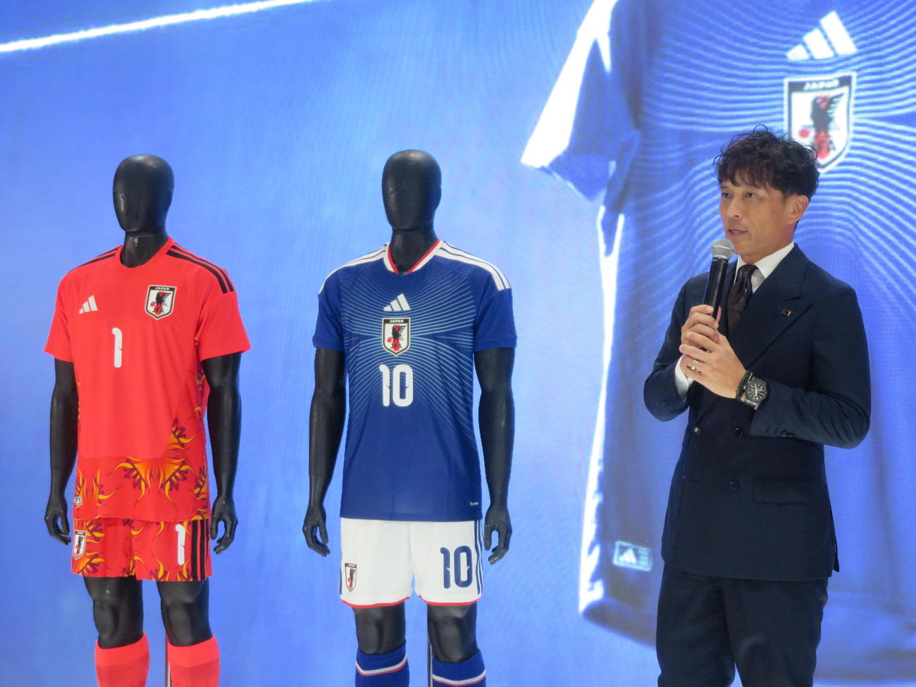 26年ワールドカップ（W杯）北中米大会に臨む日本代表が新たに着用するユニホームについて説明する日本サッカー協会（JFA）宮本恒靖会長（撮影・佐藤成）