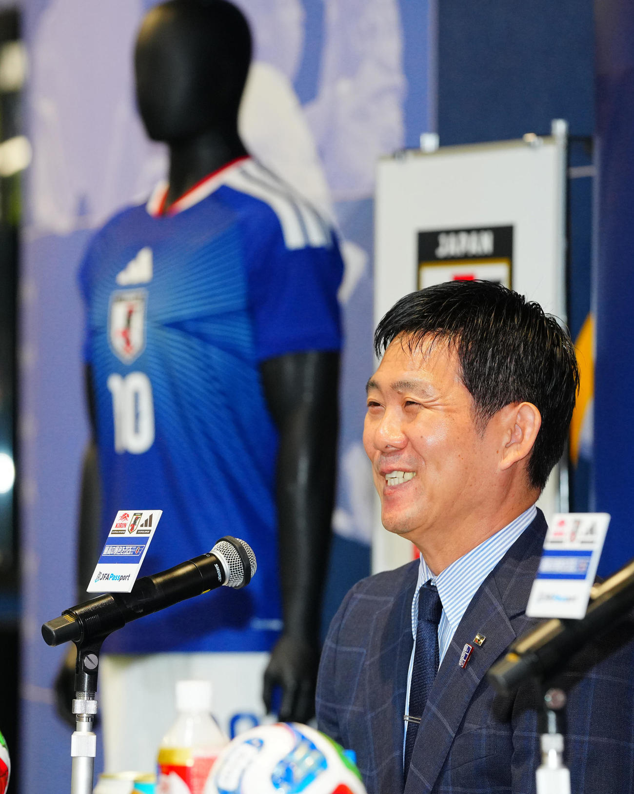 キリンチャレンジカップに臨む日本代表メンバーを発表し新ユニホームを背に会見に臨む森保監督（撮影・垰建太）
