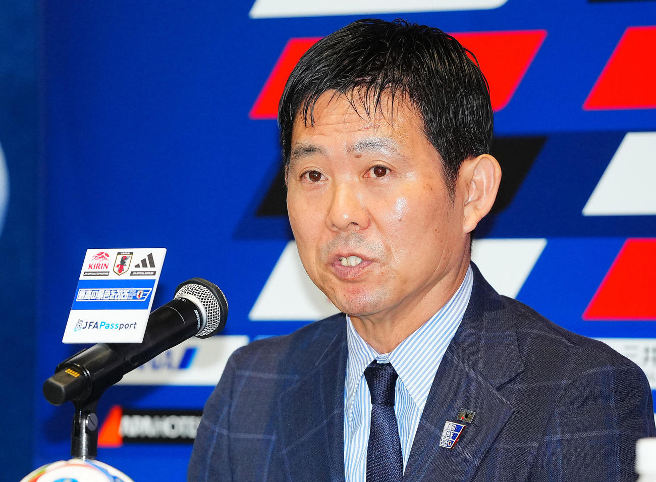 キリンチャレンジカップに臨む日本代表メンバーを発表し会見に臨む森保監督（撮影・垰建太）