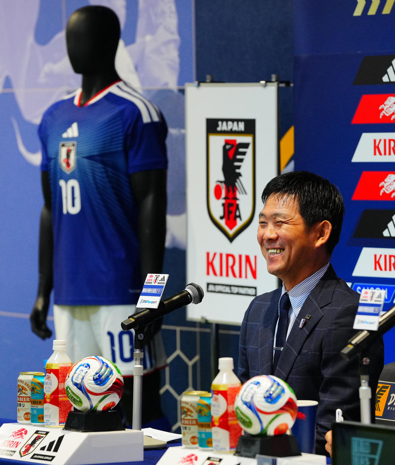 キリンチャレンジカップに臨む日本代表メンバーを発表し新ユニホームを背に会見に臨む森保監督（撮影・垰建太）