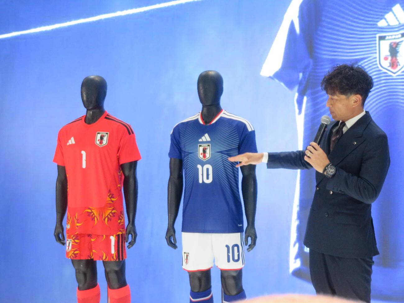 26年ワールドカップ（W杯）北中米大会に臨む日本代表が新たに着用するユニホームについて説明する日本サッカー協会（JFA）宮本恒靖会長（撮影・佐藤成）