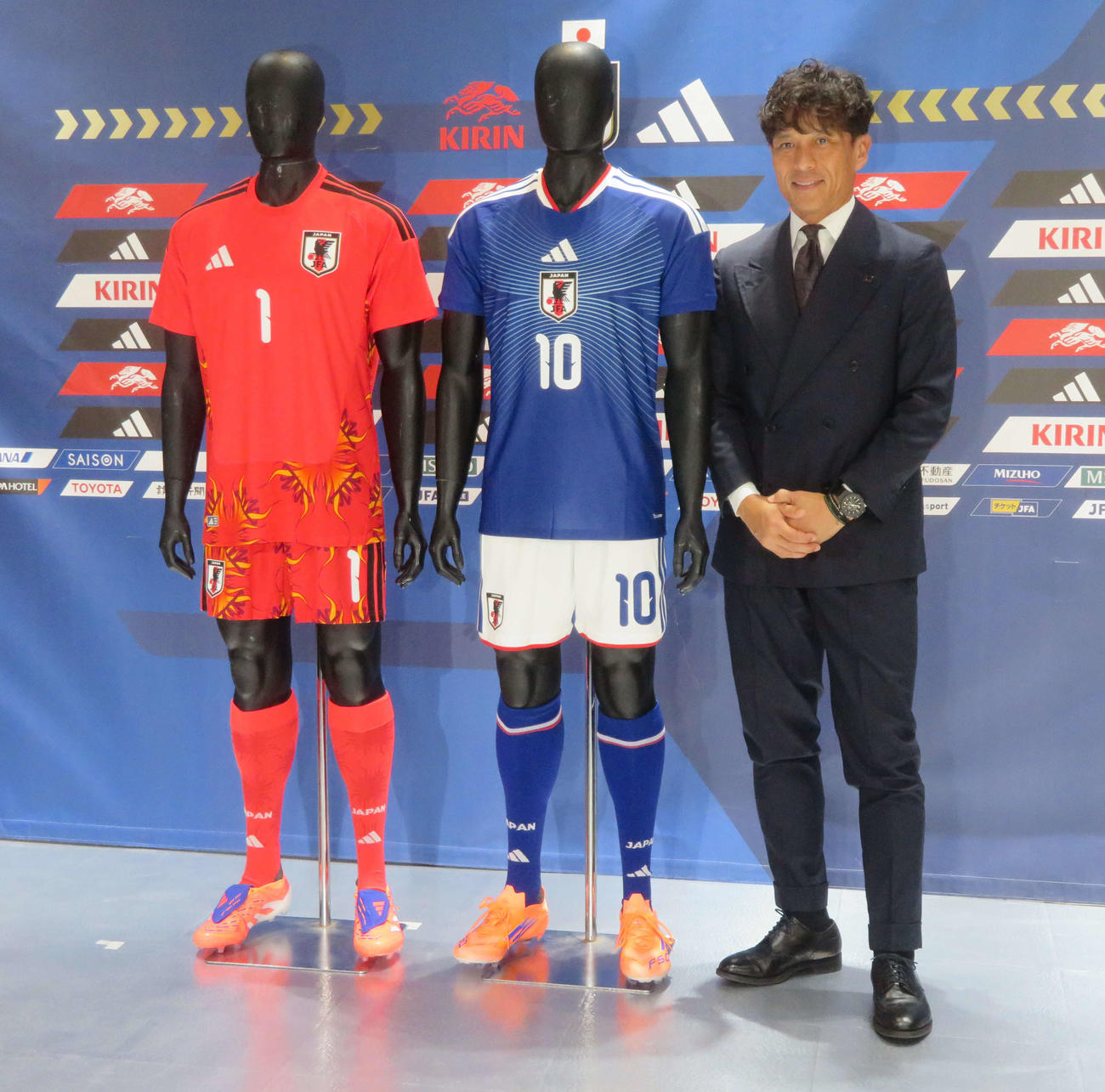 26年ワールドカップ（W杯）北中米大会に臨む日本代表が新たに着用するユニホームについて説明する日本サッカー協会（JFA）宮本恒靖会長（撮影・佐藤成）