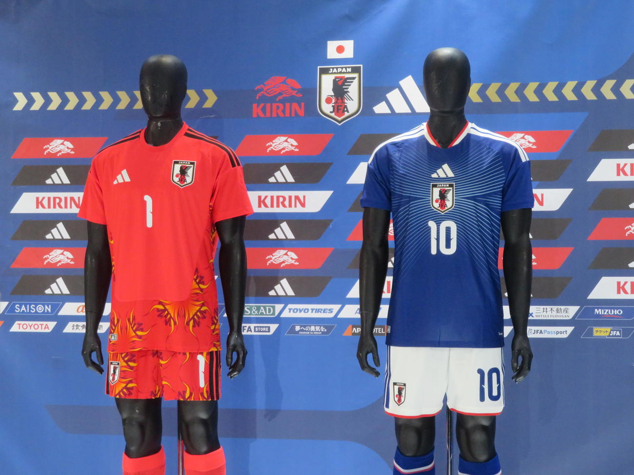 26年ワールドカップ（W杯）北中米大会に臨む日本代表が新たに着用するユニホーム（撮影・佐藤成）