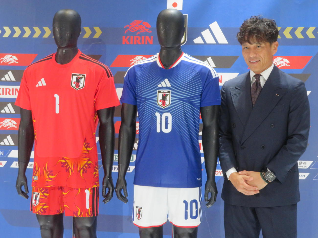 26年ワールドカップ（W杯）北中米大会に臨む日本代表が新たに着用するユニホームについて説明する日本サッカー協会（JFA）宮本恒靖会長（撮影・佐藤成）