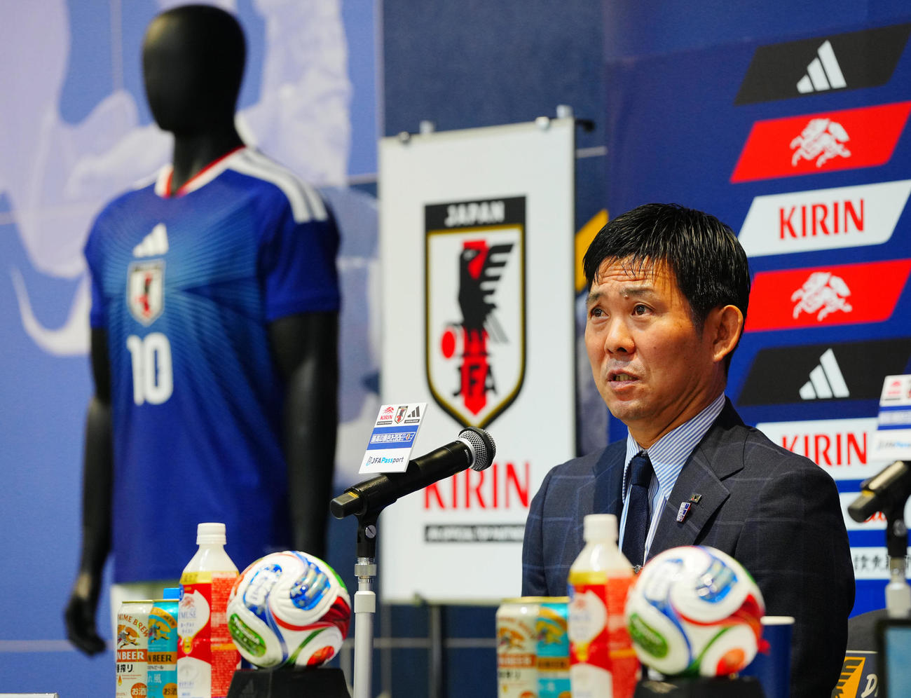 キリンチャレンジカップに臨む日本代表メンバーを発表し、新ユニホームを背に会見に臨む森保監督（撮影・垰建太）