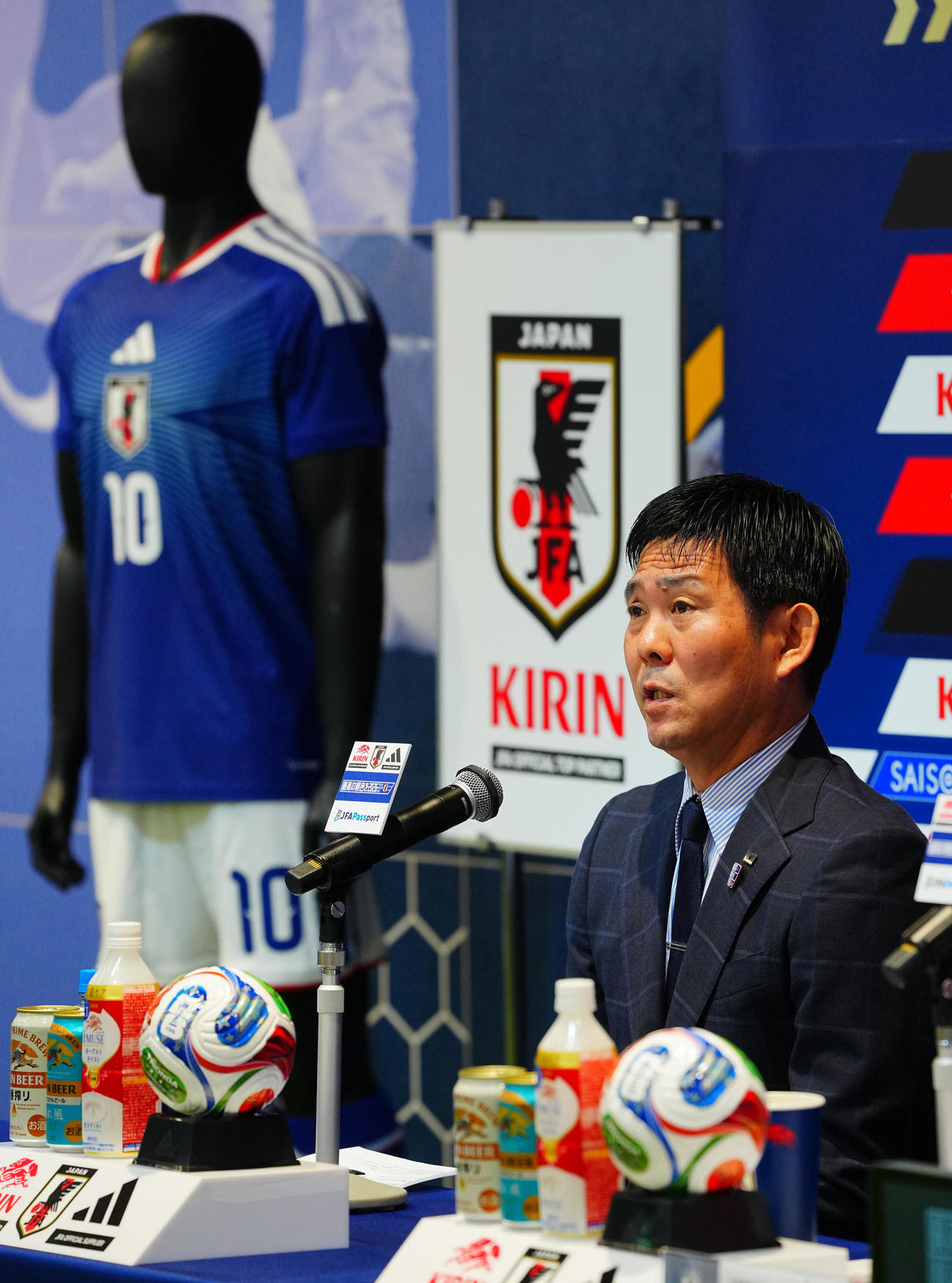キリンチャレンジカップに臨む日本代表メンバーを発表し新ユニホームを背に会見に臨む森保監督（撮影・垰建太）