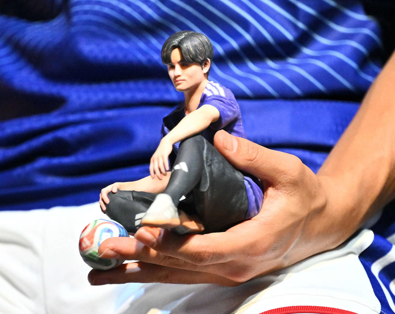 久保にプレゼントされた「ミニタケ」（撮影・滝沢徹郎）