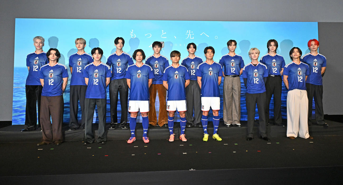 記念撮影する日本代表とJI BLUE。前列左から西洸人、河野純喜、南野、久保、中村、白岩瑠姫、池﨑理人。後列左から金城碧海、田島将吾、佐藤景瑚、川西拓実、高塚大夢、後藤威尊、佐野雄大、與那城奨（撮影・滝沢徹郎）