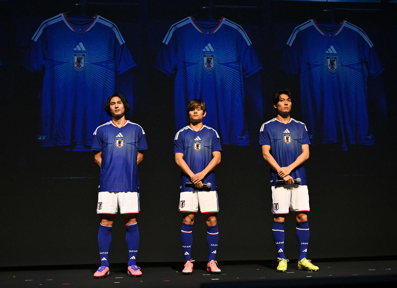 新ユニホーム姿で登壇する、左から南野、久保、中村（撮影・滝沢徹郎）