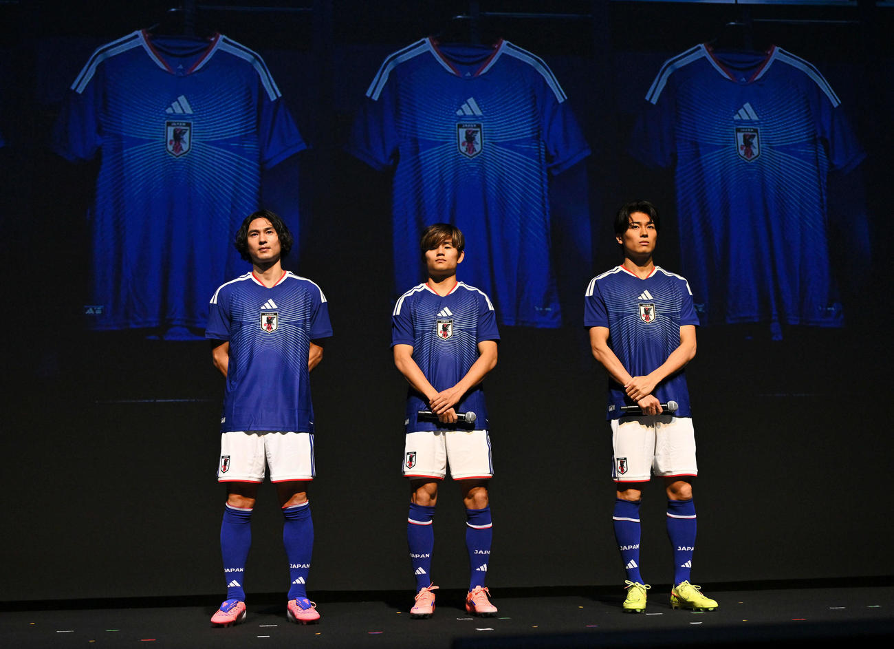 新ユニホーム姿で登壇する、左から南野、久保、中村（撮影・滝沢徹郎）