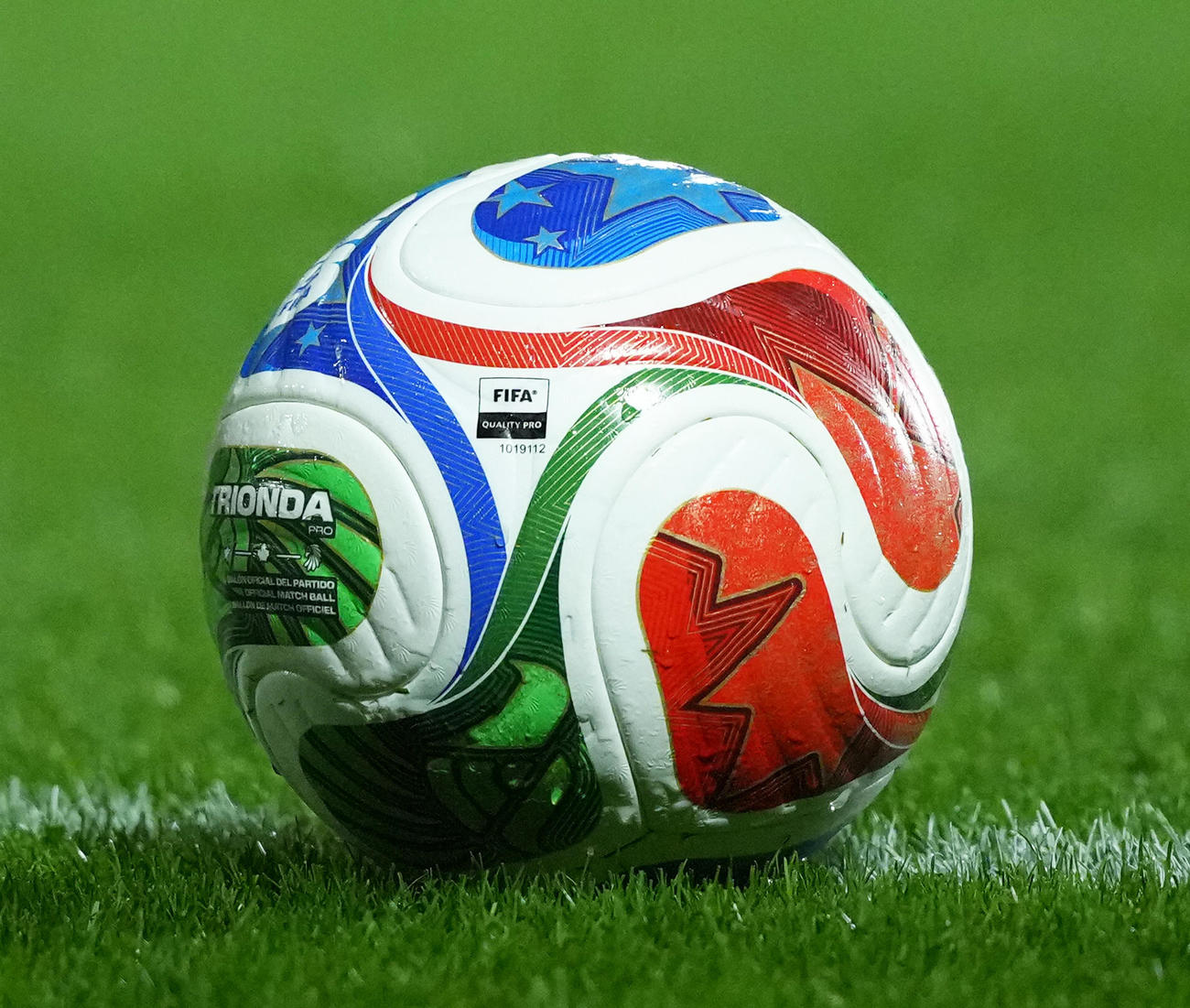 練習で使用されたW杯公式球「トリオンダ」（撮影・足立雅史）