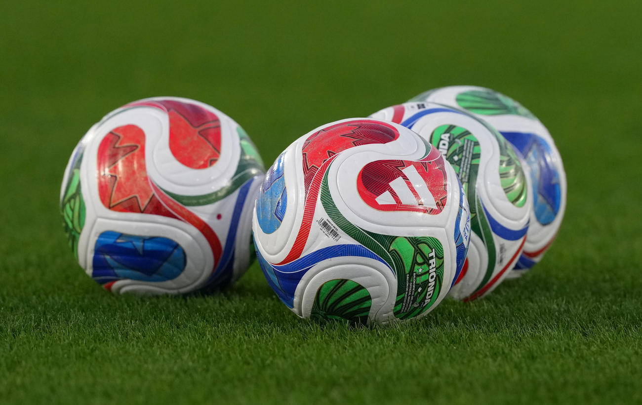 練習で使用されたW杯公式球「トリオンダ」（撮影・足立雅史）